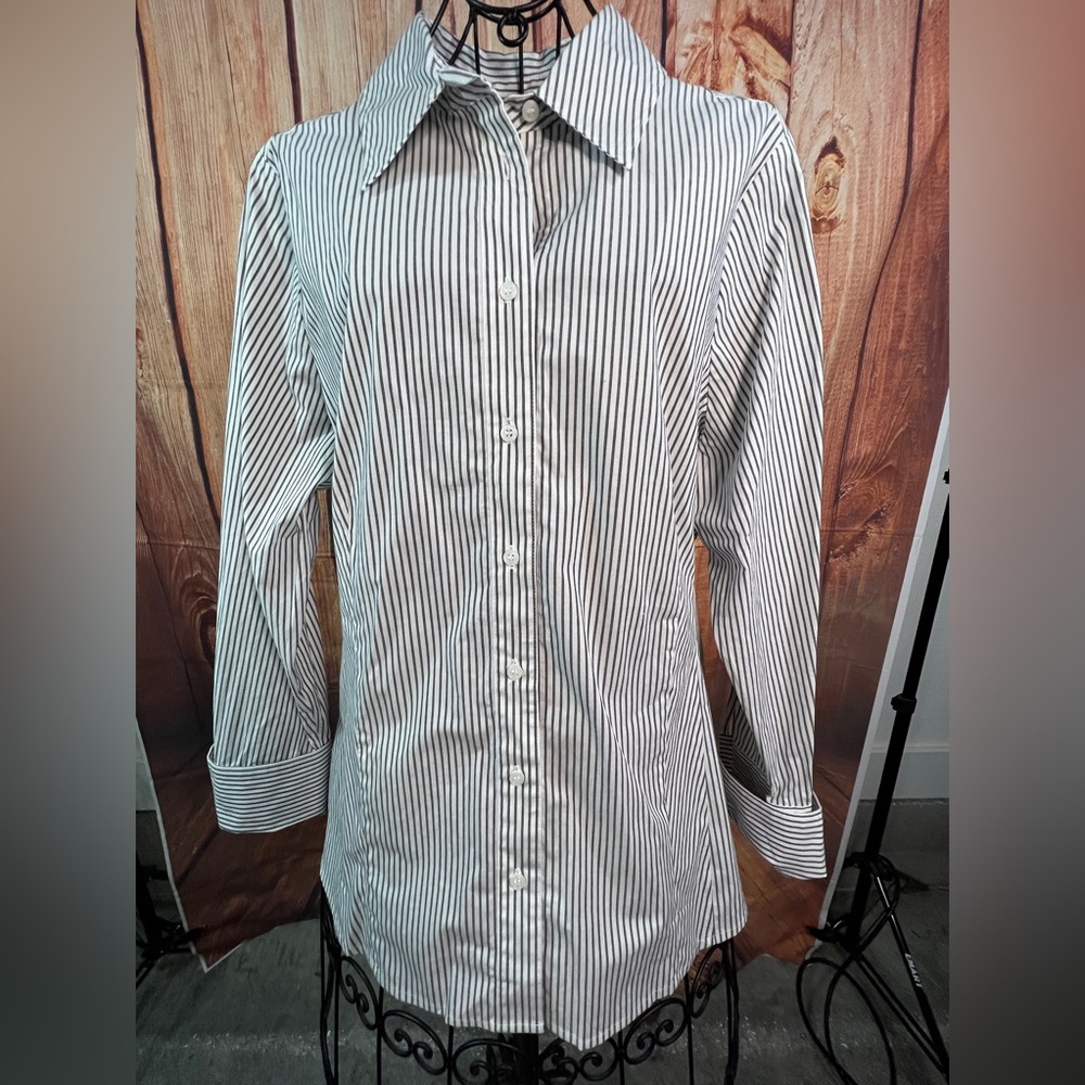 😎2 for 30. LB Grey & white striped shirt for a slimming look. NWT. Size 16